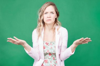 Uzun sarı saçlı şaşkın tereddütlü erkek kayıtsızca, omuz silkiyor omuz cevabı bilmiyor gibi giyinmiş veya clueless ve belirsiz olmak karar veremem. Yaşam algı ve tutum kavramı