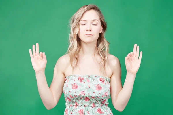 Yoga Och Meditation Vackra Nonchalant Klädd Ung Kvinna Att Hålla — Stockfoto