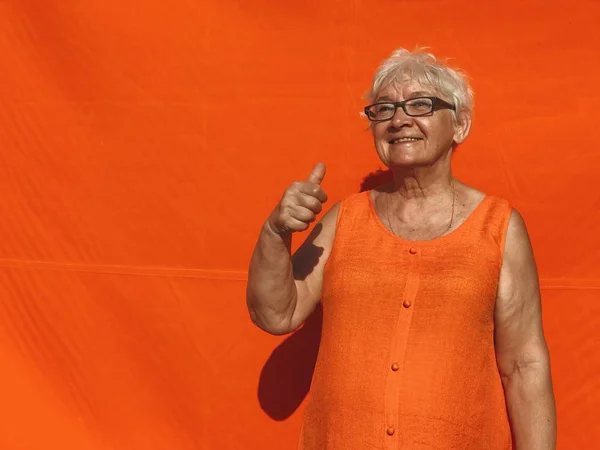 Изолированный Естественный Кадр Ретуши Пожилой Женщины Позирующей Фоне Оранжевой Пустой — стоковое фото
