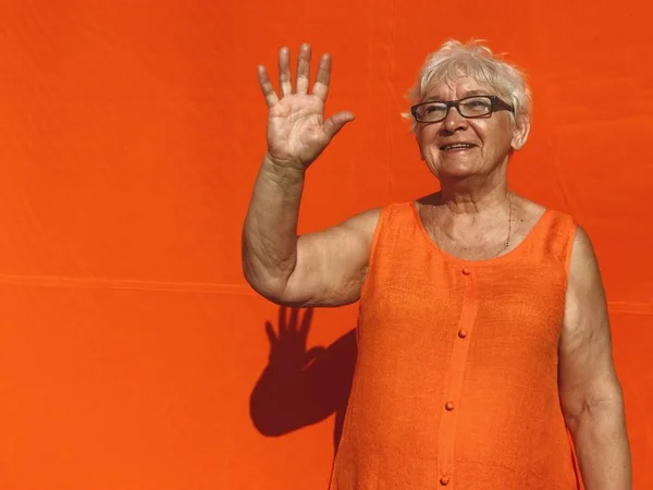 Изолированный Естественный Кадр Ретуши Пожилой Женщины Позирующей Фоне Оранжевой Пустой — стоковое фото