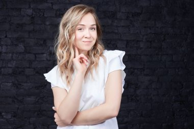 Görünüm, sevimli çekici ile pozitif sevindim beyaz bir kadın yatay atış gülümseme, kameraya görünüyor, eski dostum, üzerinde siyah stüdyo arka plan kopya alanı ile izole ile toplantı sevinir.