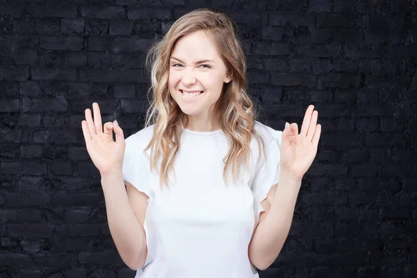 Retrato Menina Estudante Americana Moda Com Olhar Alegremente Para Câmera — Fotografia de Stock