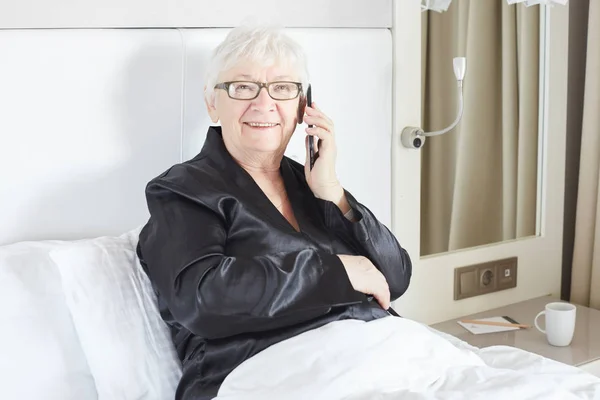 Hermosa Mujer Anciana Caucásica Pelo Gris Con Gafas Que Tienen — Foto de Stock