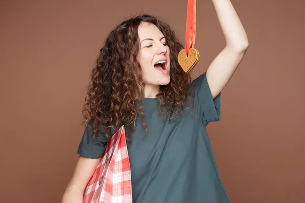 Kudrnaté Vlasy Atraktivní Běloška Jde Chuť Ručně Vyrobený Zázvor Cookie — Stock fotografie