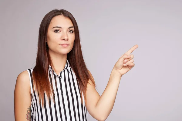 Straight Haired Beautiful Woman Points Index Finger Aside Dressed Bright — ストック写真