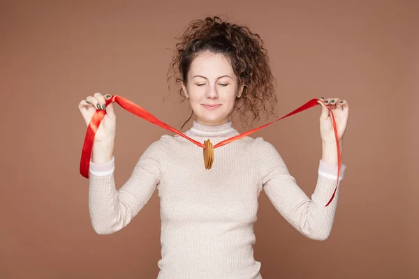 Imagen Horizontal Hermosa Mujer Pelo Rizado Levanta Contra Fondo Pared — Foto de Stock