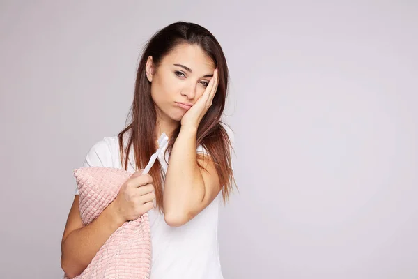 Foto Descontento Mujer Morena Pelo Brillante Cepillarse Los Dientes Con — Foto de Stock