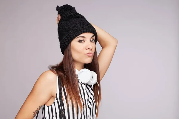 Mujer Entusiasta Enérgica Sombrero Punto Negro Escucha Música Través Auriculares — Foto de Stock