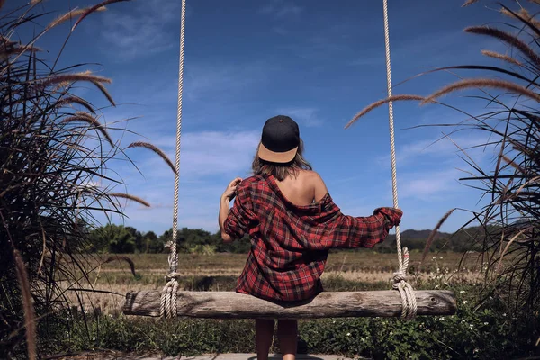 Beskuren Närbild Brunhårig Hona Som Svänger Runt Risfält Norra Thailand — Stockfoto