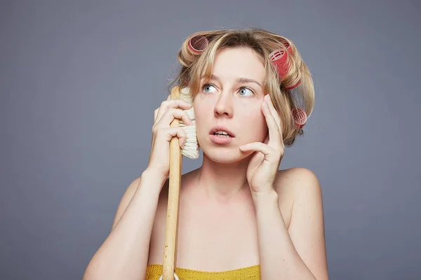 Preocupada Mujer Atractiva Ojos Grandes Hace Gesto Teléfono Muestra Señal —  Fotos de Stock