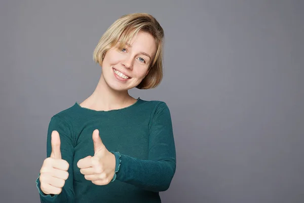 Mujer Rubia Feliz Pelo Hace Pulgares Hacia Arriba Signo Demuestra —  Fotos de Stock