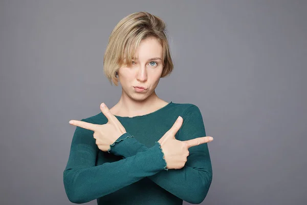 Verrast Aantrekkelijke Jonge Blonde Vrouw Kruist Handen Borst Punten Met — Stockfoto