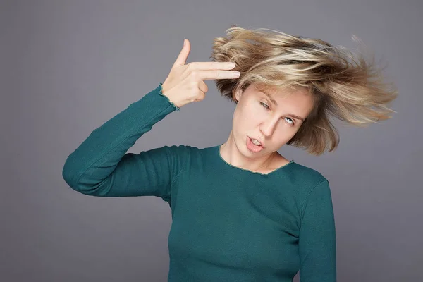 Auténtico Retrato Interior Movimiento Hembra Rubia Hace Gesto Pistola Dispara — Foto de Stock