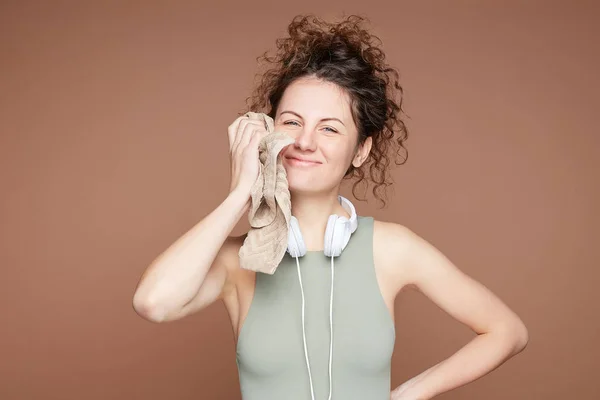 Porträtt Glad Fitness Hona Håller Handen Midjan Att Vara God — Stockfoto