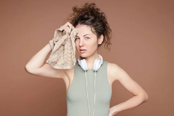 Sensual Mujer Fitness Parte Superior Auriculares Cuello Toma Descanso Después — Foto de Stock