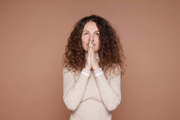 Jovem Mulher Vestindo Camisola Cashmere Casual Mantendo Palmas Das Mãos — Fotografia de Stock