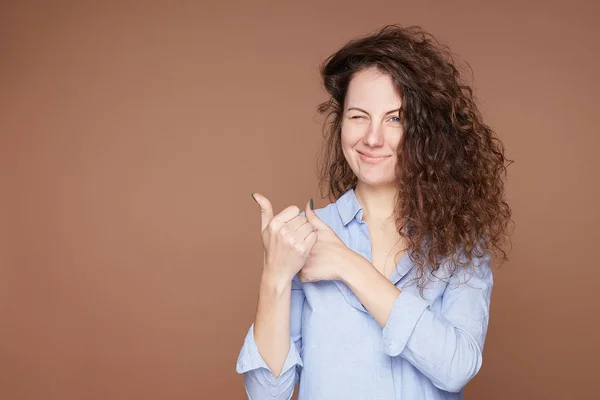 Studio Portret Van Positieve Blanke Vrouw Wijst Weg Kopieerruimte Adviseert — Stockfoto