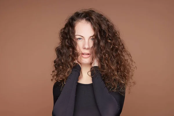 Retrato Calma Bela Senhora Olhos Azuis Com Cabelo Encaracolado Demonstra — Fotografia de Stock