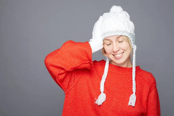 Tiro Interior Mujer Alegre Contenta Sonriente Tocando Cabeza Vestida Con — Foto de Stock