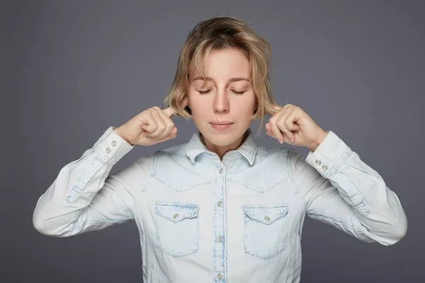 Söta Kvinnliga Obehag Hör Störande Ljud Pluggar Öronhål Med Pekfingrar — Stockfoto