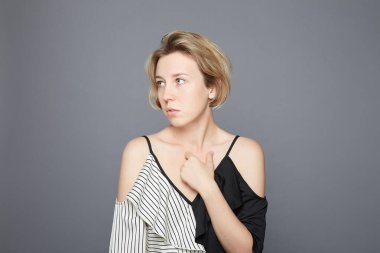 Paniğe kapılmış sarışın, beyaz kadın virüs hakkında beklenmedik haberler karşısında heyecanlanıyor, ağzı açık kalıyor, nefes kesici sırlardan ürküyor, korkmuş gözlerle yan bakıyor, rastgele giyiniyor, içeride poz veriyor..