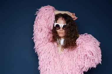 Çekici bayan vücudunu hareket ettirir, elini kaldırır, parti sırasında eğlenir, müziğin ritmini hisseder, şık otantik kıyafetler giyer, kapalı mekanlarda izole edilmiş dudaklar, iyi bir ruh hali için en sevdiği şarkıyı seçer..