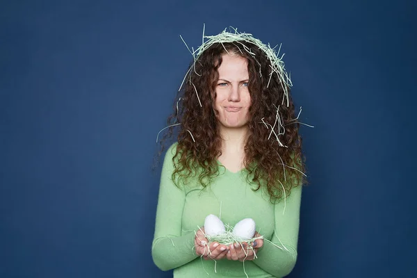 Studio Photo Jeune Femme Attrayante Avec Les Cheveux Bouclés Porte — Photo