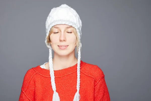 Retrato Una Dulce Joven Rubia Pelo Corto Cierra Los Ojos — Foto de Stock