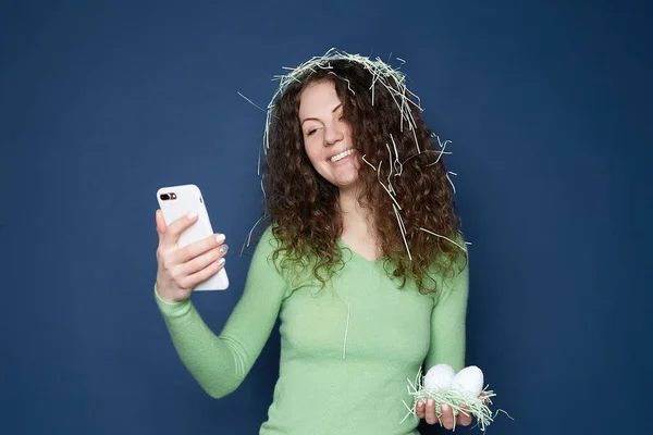 Lustige Fröhliche Frau Mit Konfetti Über Lockiger Frisur Hält Handy — Stockfoto