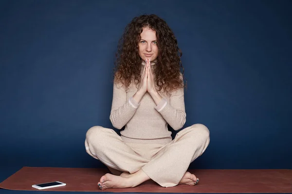 Vacker Blåögd Dam Som Utövar Yoga Håller Händerna Namaste Och — Stockfoto