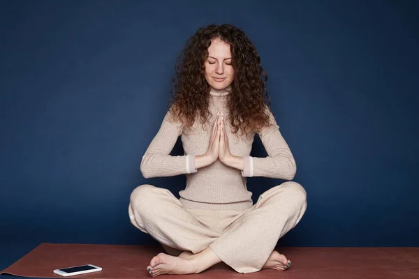 Optimistiska Kvinnliga Mediterar Inomhus Försöker Hålla Sinnet Klart Har Minut — Stockfoto
