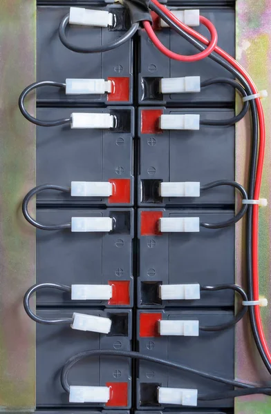 Batteriblock ansluten med ledningar — Stockfoto