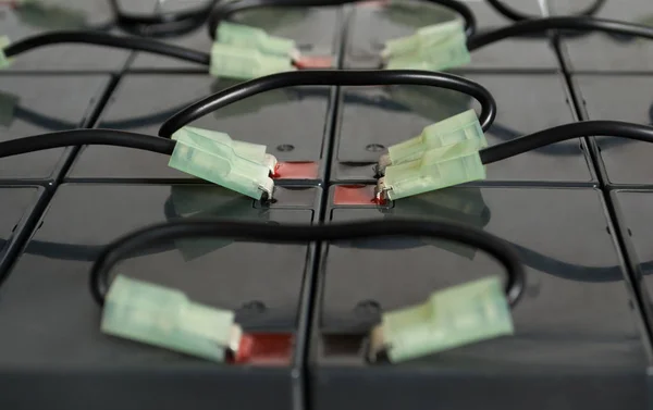 Pil bloğu tarafından teller bağlı 