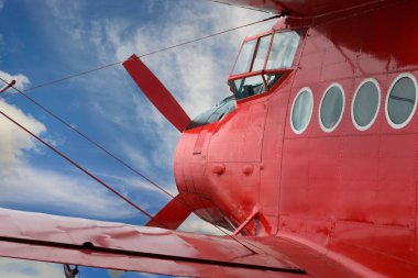 Pistonlu Motor ile kırmızı uçak çift kanatlı 