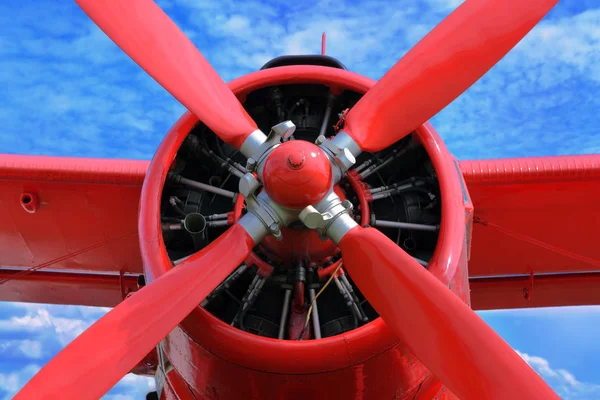 Roter Flugzeug-Doppeldecker mit Kolbenmotor — Stockfoto