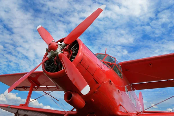 Κόκκινο αεροπλάνο διπλάνο με εμβολοφόρο κινητήρα με — Φωτογραφία Αρχείου