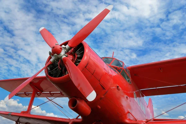 Roter Flugzeug-Doppeldecker mit Kolbenmotor — Stockfoto