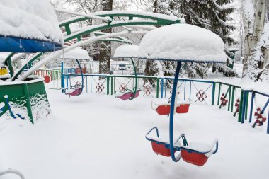 Şehir parkında kış. 