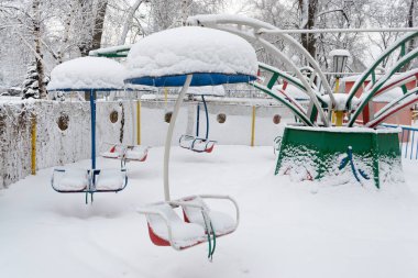 Şehir parkında kış. 