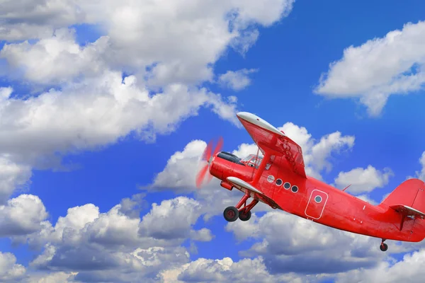Roter Flugzeug-Doppeldecker mit Kolbenmotor — Stockfoto