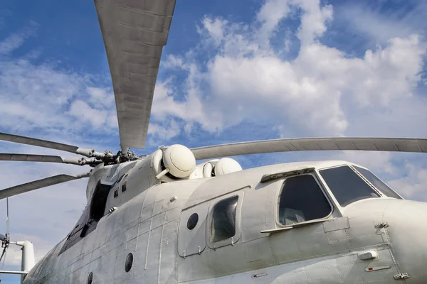 Büyük beyaz kargo helikopter 