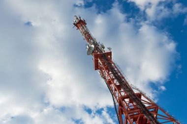 Bulutlu gökyüzü arka plan üzerinde karşı TV Kulesi 