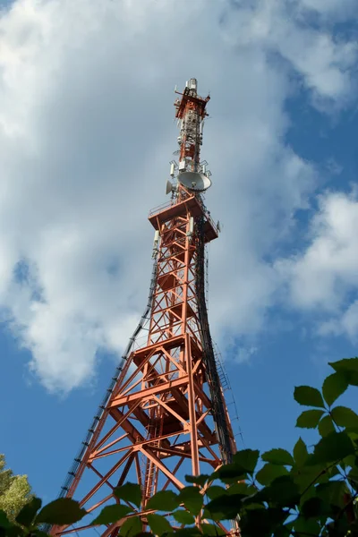 Torre de televisión contra el cielo nublado fondo — Foto de Stock