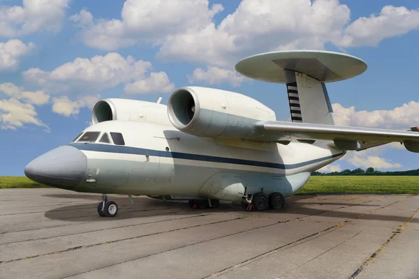 Реактивный самолет с турбореактивными двигателями и радиолокационной антенной — стоковое фото
