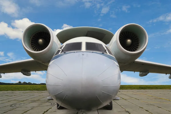 Düsenflugzeug mit Turbojet-Triebwerken und Radarantenne — Stockfoto