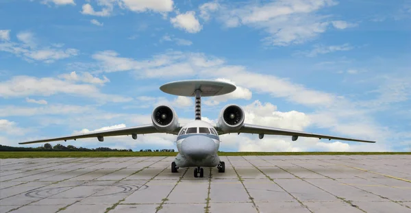 Avion à réaction avec turboréacteurs et antenne radar — Photo