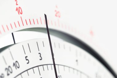 Analog ölçü aracı multimetre ölçek göstergesi ile 