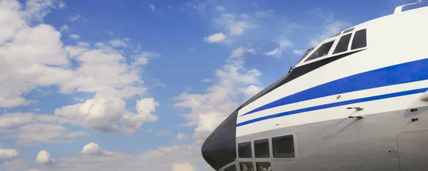 Vue Latérale Rapprochée Poste Pilotage Gros Avion Réaction Contre Ciel — Photo