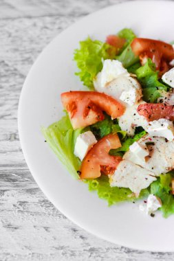 Taze salata tavuk göğsü ve sebze ile