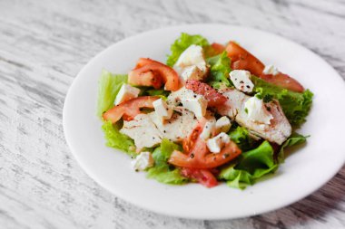 Taze salata tavuk göğsü ve sebze ile